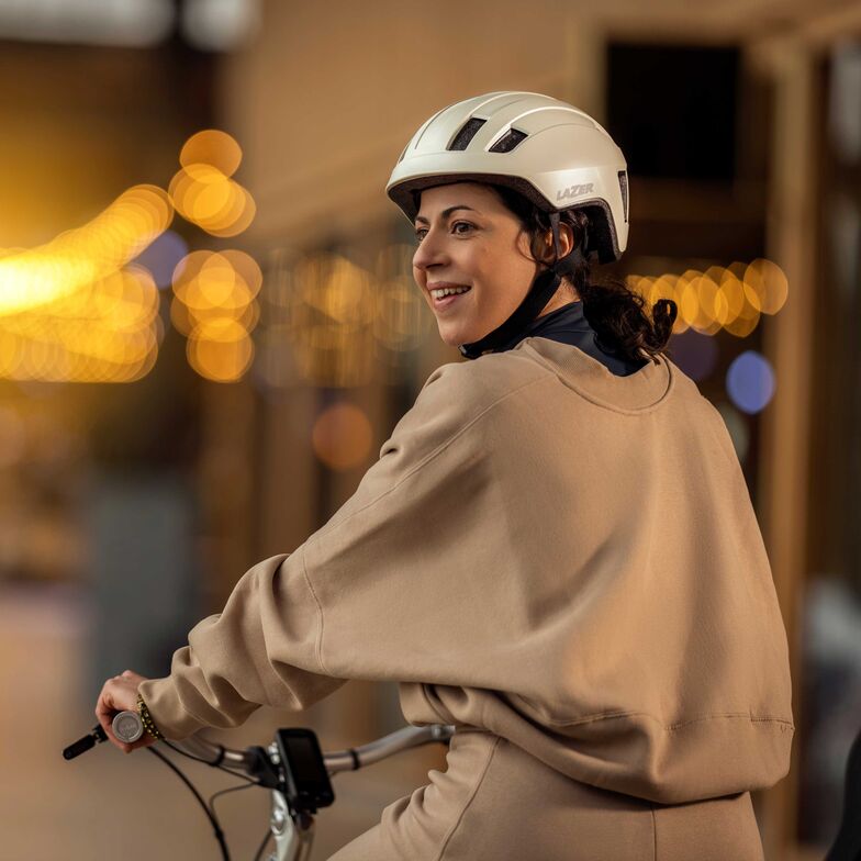Der Helm Verde KinetiCore punktet in Sachen Nachhaltigkeit und Materialreduktion  und erhielt dafür den «Green Award». Mindestens 70 Prozent des Gewichts bestehen aus recycelten Materialien, darunter aussortierte CDs. Ein innovatives EcoLoc-Detail ermöglicht eine einfache Demontage und die sortenreine Trennung der verwendeten Materialien am Ende des Lebenszyklus. Der Helm ist mit einem ausgezeichneten Belüftungssystem ausgestattet und mit einem Winter-Kit kompatibel.