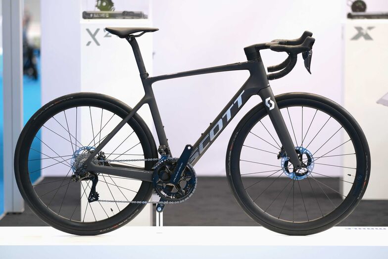 Scott neu mit Mahle X20-Motor «Leichter geht‘s nicht», titelten wir in easybiken 1-21 nach dem überzeugenden Fahrtest des Scott Addict eRide RC10 mit Mahle X35-Motor. Das stimmt inzwischen nicht mehr. Mit dem neuen X20-Motor geht‘s sehr wohl noch leichter und auch komfortabler. Komplettgewichte bei E-Rennvelos deutlich unter zehn Kilos sind keine Utopie mehr. Gefallen haben ausserdem die neuen magnetischen Steckverbindungen, mit denen sich das Hinterrad mit Nabenmotor noch einfacher ausbauen lässt. scott-sports.ch