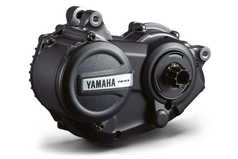 Neuer Yamaha PW-X3-Motor Die etablierten E-Bike-Motorenhersteller geben mächtig Gas, um keine Marktanteile zu verlieren. Auch der japanische Motorrad-, Musikinstrumente- und Heimelektronikhersteller Yamaha präsentiert bereits die dritte Revision seiner erfolgreichen PW-X E-Bike-Motorenserie. Die Leistungsdaten sind dabei in etwa gleich geblieben. Nach wie vor stemmt der PW-X3 wie sein Vorgänger 85 Nm auf die Tretlagerwelle. Das Volumen konnte aber um 20 Prozent verringert werden und auch das Gewicht sank um zehn Prozent auf 2,75 Kilo. Vor allem die geringeren Abmessungen schaffen mehr Autonomie bei der Integration in den Rahmen. Verbessert wurden ausserdem Sensorik und Bedienkonzept. Der PW-X3 verfügt nun auch über einen automatischen Trailmodus, der je nach Geländeart und Pedalfrequenz die Kraftzugabe automatisch regelt. intercycle.com