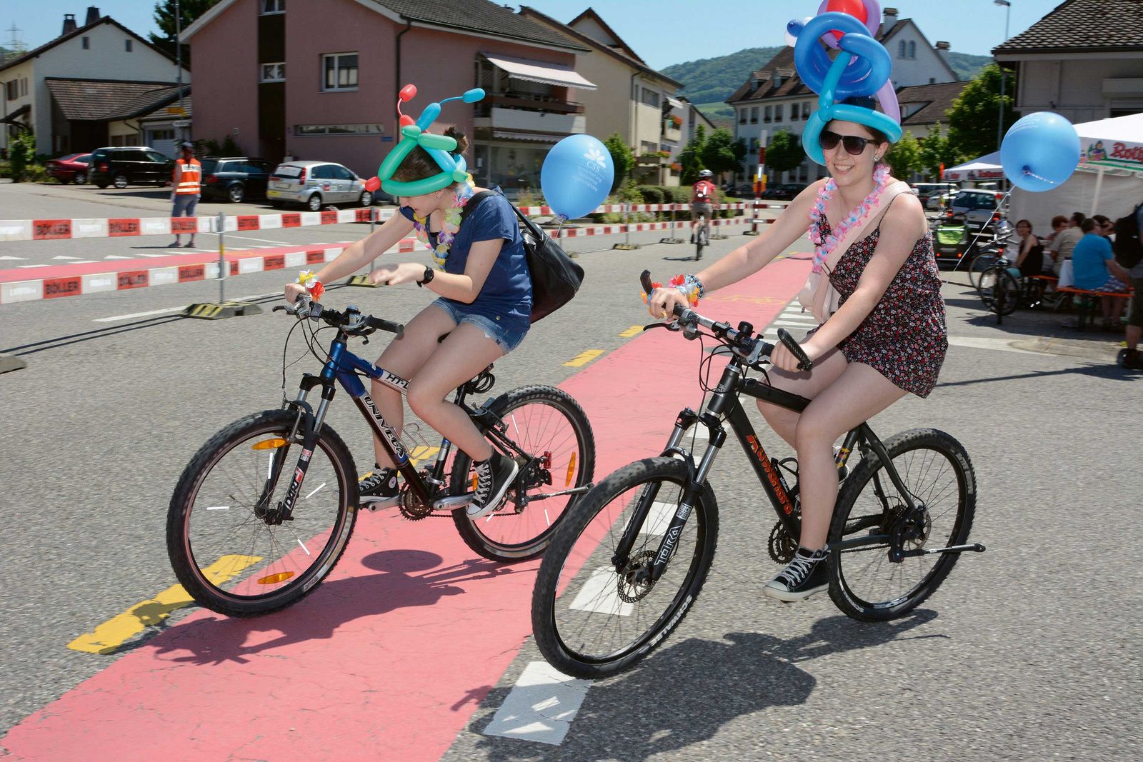 Es ist abzusehen, dass nach den E-Bikern auch die normalen Velofahrer Helm tragen müssen.