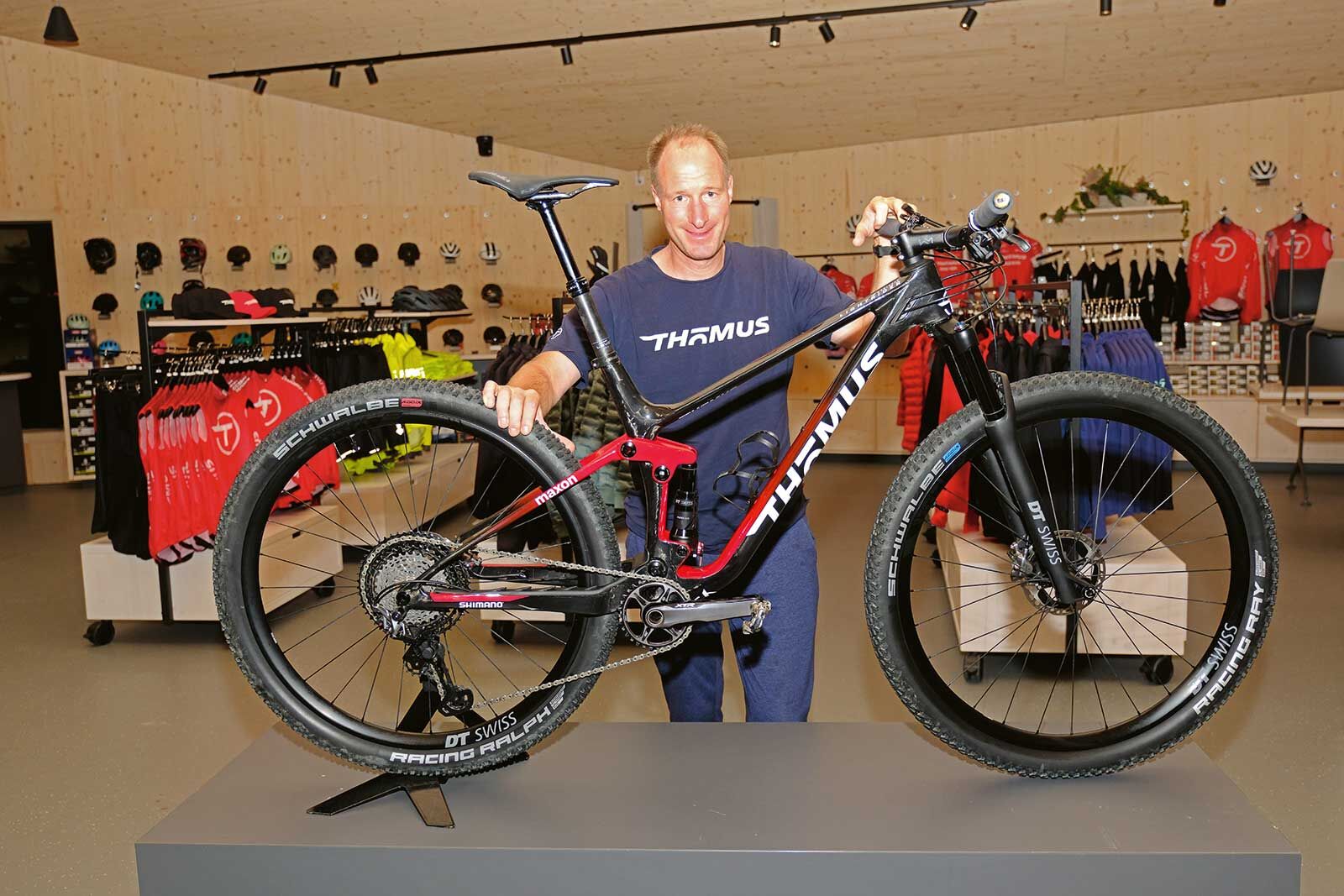 Velounternehmer Thömu Binggeli übernimmt die Velo-Fachgeschäfte der Migros und integriert diese in seine Firma Thömus.