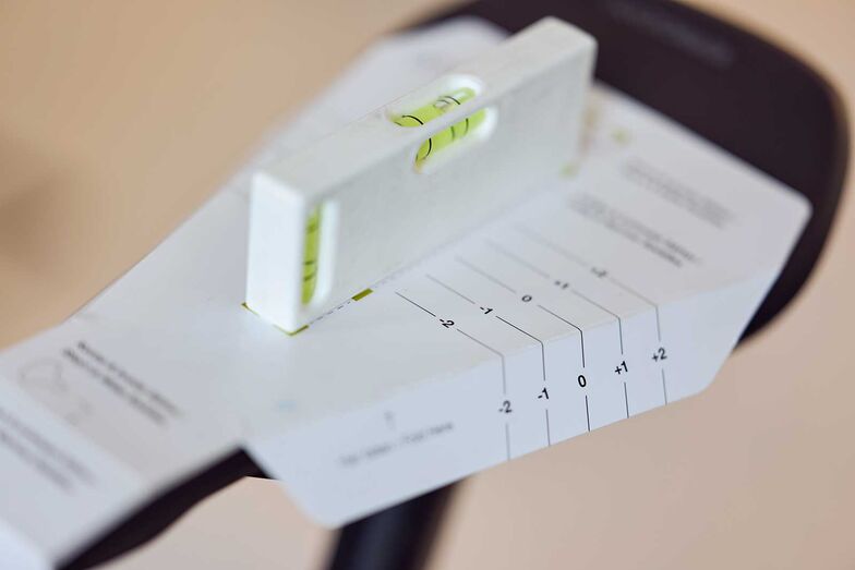 Mit Hilfe von Sattelschablone und Wasserwage lässt sich die richtige Sattelneigung einstellen. Foto: Ergon