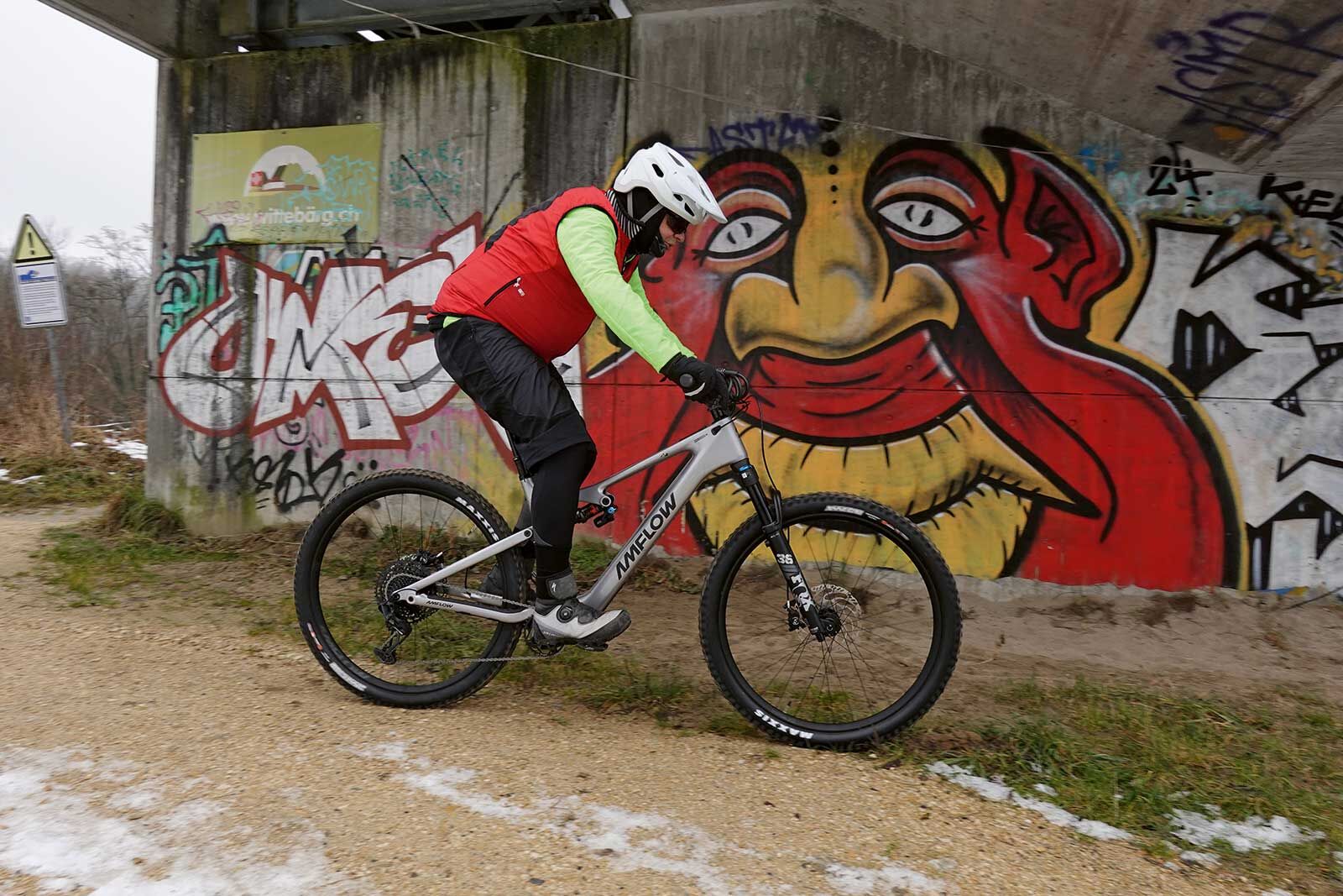 Das Amflow lässt so die Grenzen zwischen herkömmlichem E-MTB und Leicht-MTB verwischen.