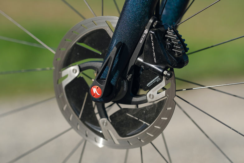 Trotz kleinem Durchmesser zeigten die hydraulischen Shimano-Dura-Ace-Scheibenbremsen viel Biss. Sie liessen sich gut dosieren und blieben auch auf langen Abfahrten standfest.