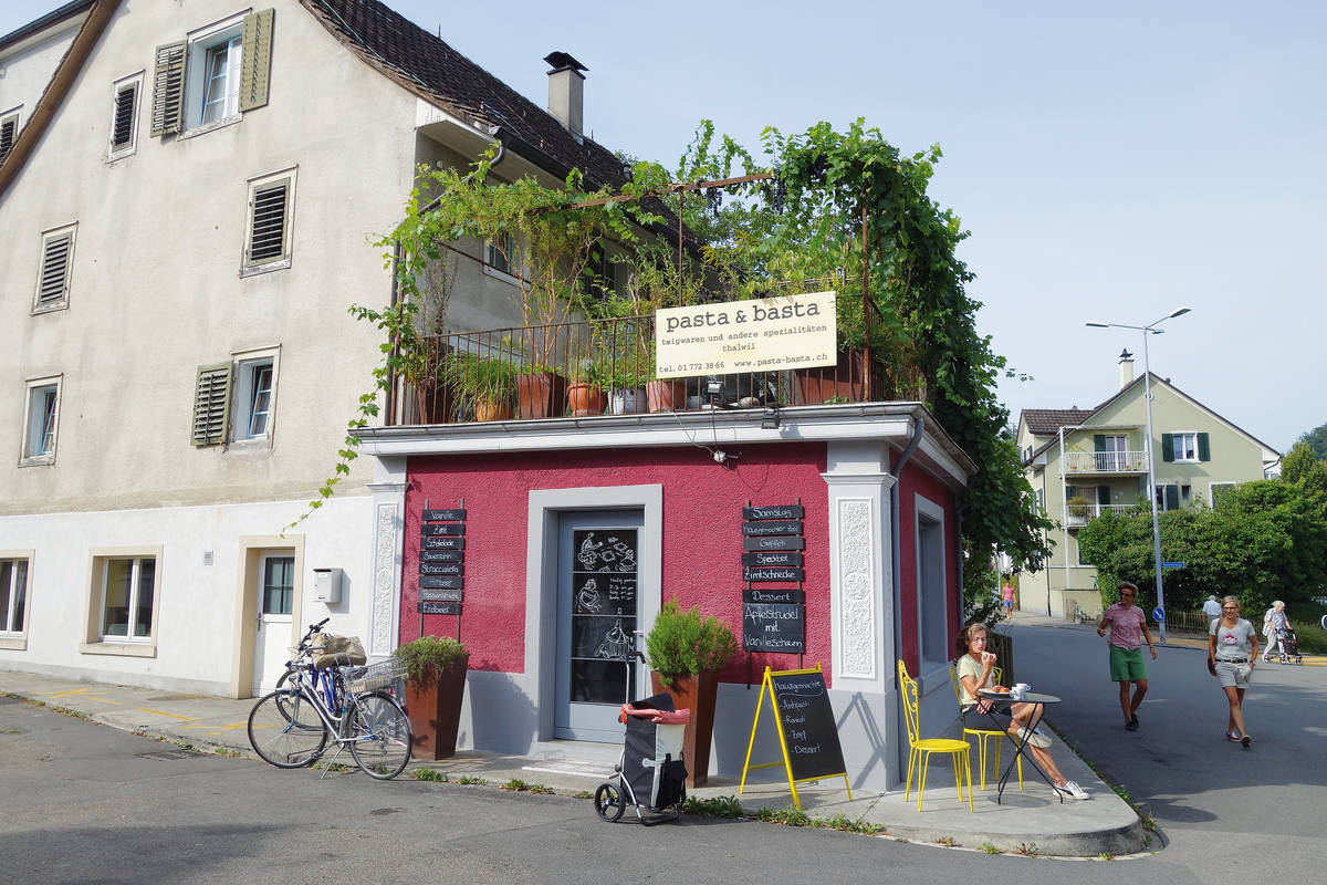 Ein kurzer Abstecher in den alten Dorfkern von Thalwil, wo die Cafébäckerei «pasta & basta» mit Zimtschnecken lockt.