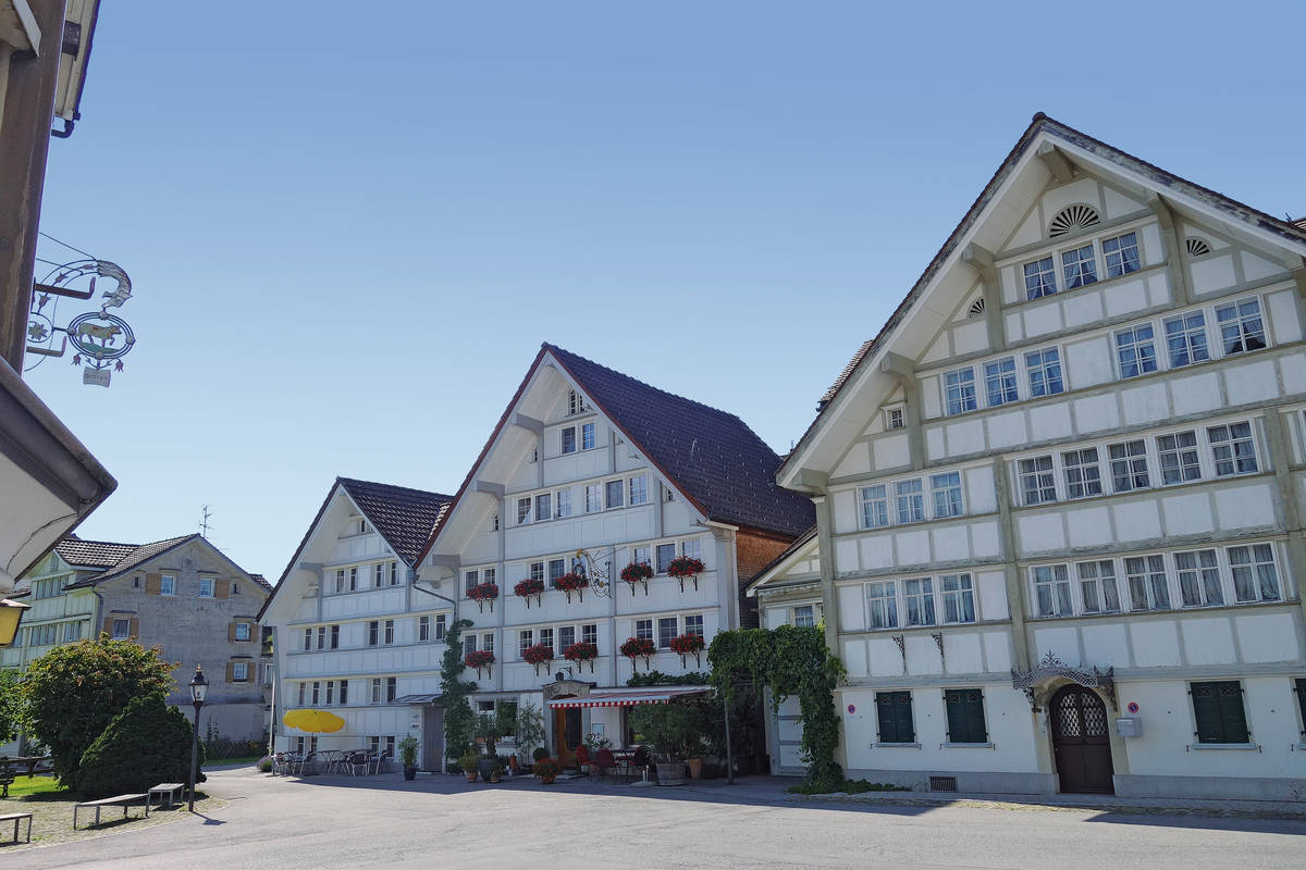 In Stein ist nicht nur die Schaukäserei eine Sehenswürdigkeit, sondern auch der alte Dorfkern. Im Haus mit dem gelben Sonnenschirm befindet sich das Bed & Breakfast «am brunnen».