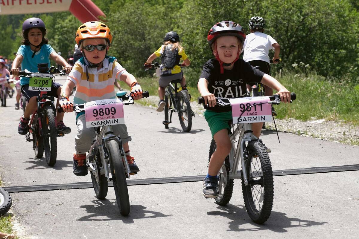 Zusammen mit anderen Gleichaltrigen macht das Biketraining noch viel mehr Spass.