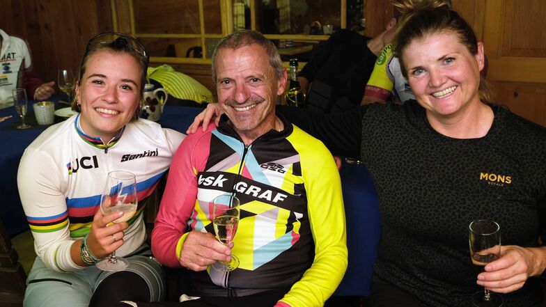 Urs Graf mit «seinen» Weltmeisterinnnen: links Nicole Göldi, rechts die frühere Junioren Downhill-Weltmeisterin Sarah Sieger.
