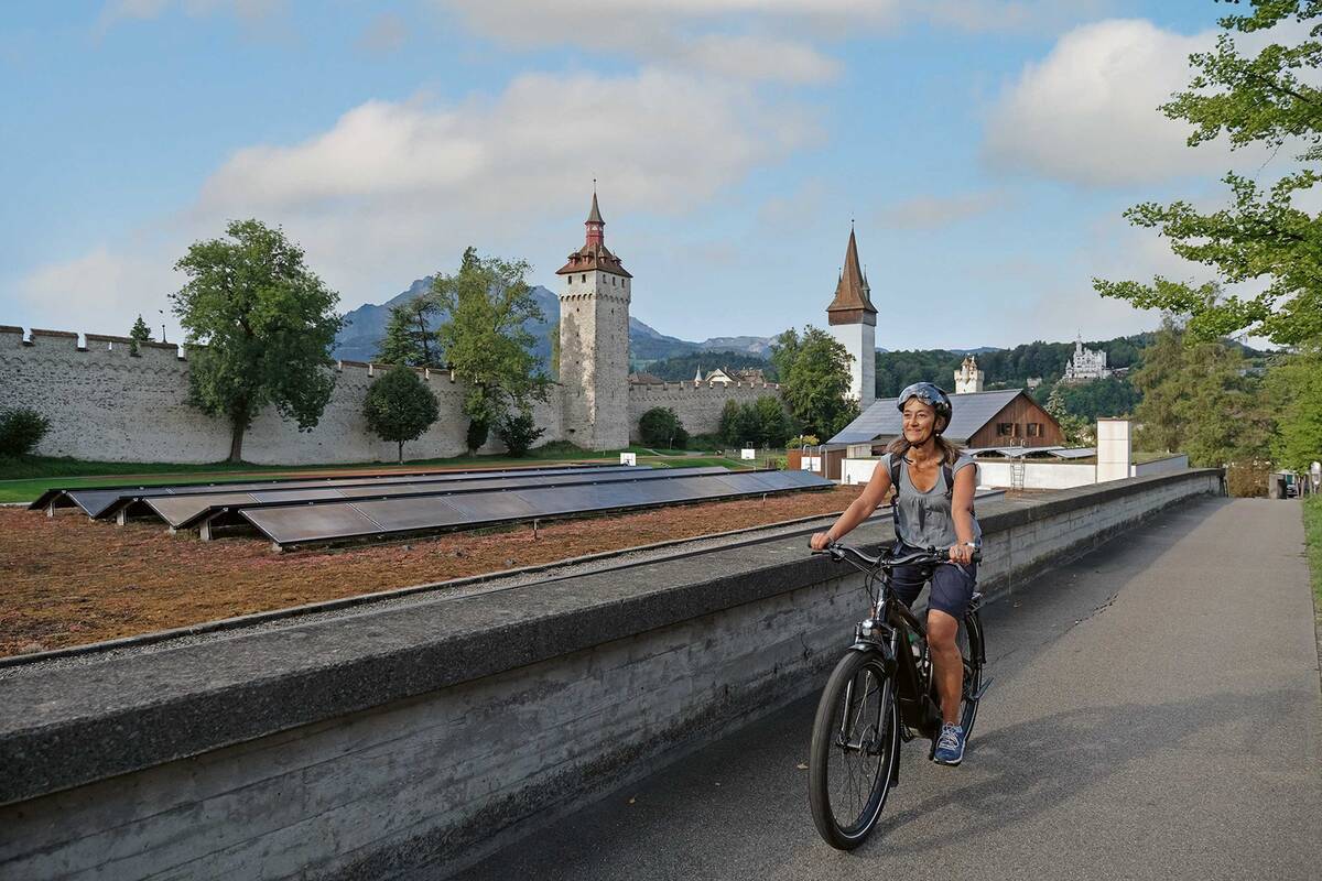 Die Museggmauer ist zwar nur 870 Meter lang, erinnert mit ihren neun Verteidigungstürmen aber doch ein wenig an die Chinesische Mauer.