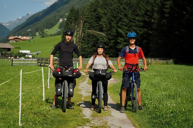 Die Markenboschafter von komoot Tristan Bogaard (links) und Belén Castelló (Mitte) entwickelten die Route für den Zillertal Trail.