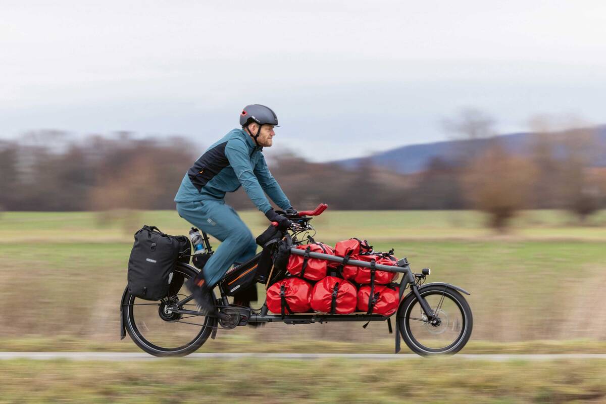 Fahrrad-Enthusiast Gunnar Fehlau hat seinen Hausrat samt Büro aufs Lastenrad gepackt und arbeitet ein Jahr von unterwegs.