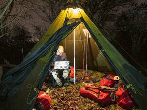 Draussen nieselt es bei 3 °C, drinnen herrscht mollige Wärme. Das Tipi und den Ofen aufzubauen ist jedoch zeitraubend und der Nutzwert kritisch. Es wurde deshalb durch ein leichtes Kuppelzelt ersetzt.