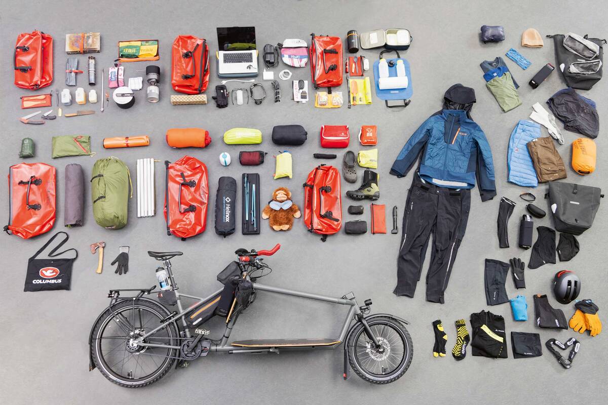 Das Setup zum Start, fein säuberlich nach dem Prinzip «pro Zimmer eine Packtasche» ist wohl fotogen, aber unterwegs wenig praktisch. Mittlerweile ist nach Zugriffshäufigkeit und -wahrscheinlichkeit gepackt. Was oft gebraucht wird, liegt griffbereit oben, der Rest unten.