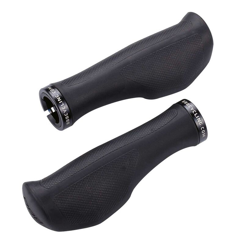 Handhaltung Perfektionieren Die BBB Lenkergriffe ErgoFix bieten die perfekte Kombination aus Komfort und Stil an Fahrrad. Ergonomisch geformt mit Gelunterstützung für die Handflächen bieten die Griffe Bequemlichkeit und guten Grip. Die anatomische Form unterstützt optimal die Hand und vermeidet Ermüdungserscheinungen auf langen Fahrten. Ein weiteres Highlight ist das Schraubsystem mit Aluminiumklemmung, das ein Verdrehen der Griffe verhindert und die Montage vereinfacht. Verfügbar in verschiedenen Farbkombinationen. Ab Fr. 22.90 shop.amslervelo.ch