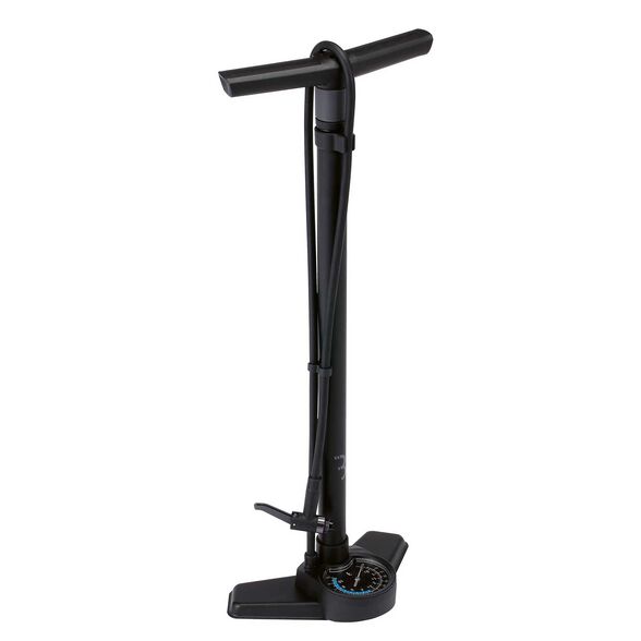 Pump Perfektion Maximale Effizienz und Vielseitigkeit mit der BBB Standpumpe AirSwitch. Diese robuste Pumpe aus Alu/Stahl erreicht bis zu 11 bar (160 psi) und verfügt über einen innovativen HP/HV-Switch, der es ermöglicht, zwischen viel Volumen oder möglichst hohem Druck umzuschalten. Der ergonomische «Boomerang»-Griff unterstützt eine natürliche Körperhaltung beim Pumpen und maximiert die Leistung, während der 120 cm lange Hochdruck-Gummischlauch und der hochwertige Pumpenkopf das Aufpumpen erleichtern. Ab Fr. 85.– shop.amslervelo.ch