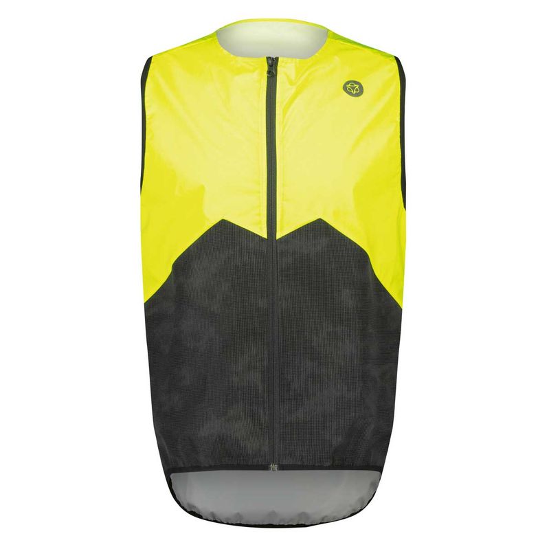 MIT SIGNALWIRKUNG Mit dem E-Bike ins Büro fahren, obwohl sich ein Sommergewitter angekündigt hat? Die wind- und wasserdichte Weste «Commuter Combact visibility Body High-vis» von AGU ist für solche Fälle wie geschaffen. Sie ist mit breitflächigen, reflektierenden Elementen und einer Wassersäule von 5000 mm ausgestattet – hat also bei strömendem Regen eine Signalwirkung und hält den Brustkorb trocken. Ab CHF 60.– agu.com über fuchs-movesa.ch