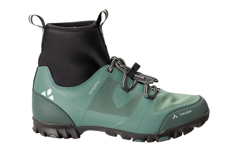 SOCKEN-SCHUH Für die Herbst-/Wintersaison hat Vaude einen speziellen Fahrradschuh entworfen: Er weist am Schaft eine nahtfreie Membransocke auf. Diese hält Kälte und Feuchtigkeit fern und macht die Sohle des wasserdichten Schuhs ist verwindungssteif verarbeitet und ermöglicht eine volle Kraftübertragung auf das Pedal.  Ab Fr. 240.– vaude.com